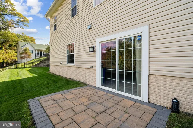 a picture of a wall with a white wall and white wall