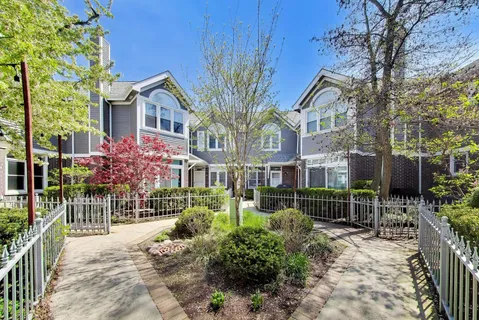 $730,000 | 3331 North Racine Avenue, Unit D, Chicago, IL 60657