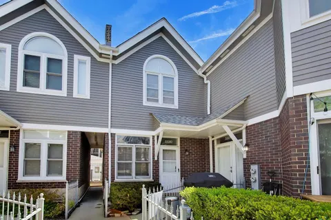 $730,000 | 3331 North Racine Avenue, Unit D, Chicago, IL 60657