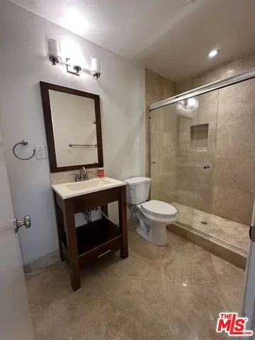 $2,500 | 22330 Victory Boulevard, Unit 203, Woodland Hills, CA 91367