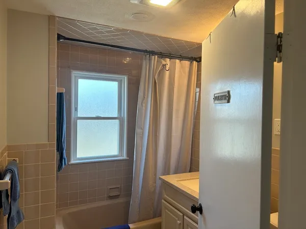 $3,350 | 278 Cabot Street, Unit 2, Newton, MA 02460