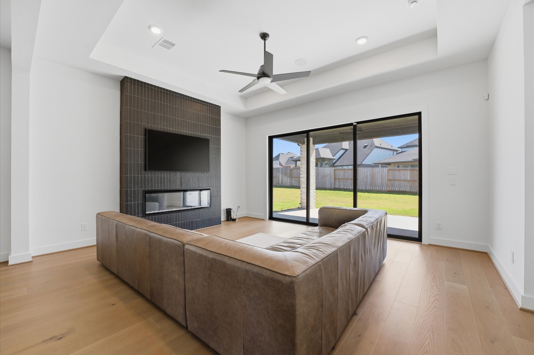 7327 Trial Rdg Drive Fulshear, TX 77441 - Photo 6 of 26 Huge sliding glass door opens all the way up to the covered back patio for seamless indoor/outdoor living.