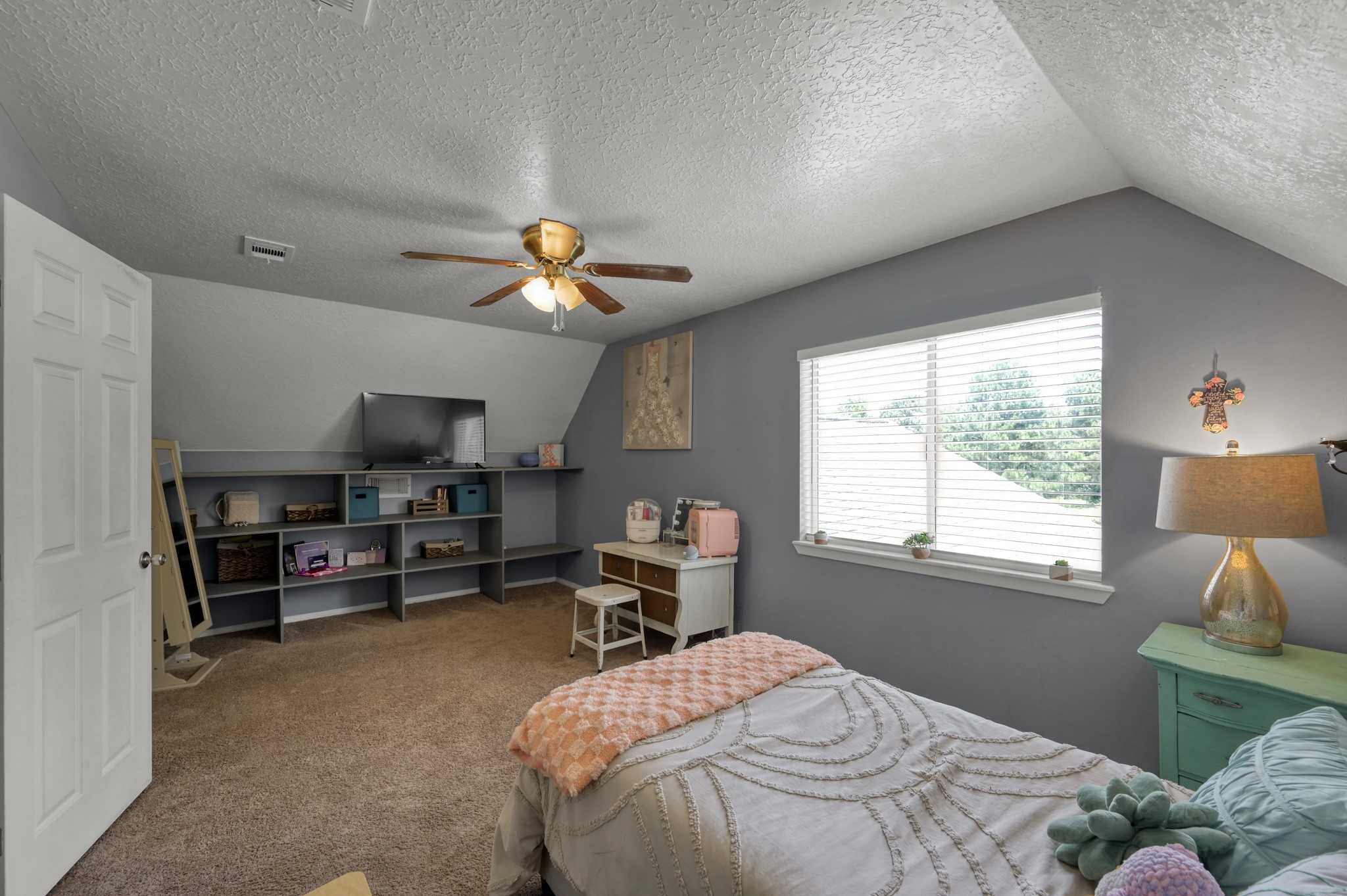 14909 Pine Tree Road Montgomery, TX 77356 - Photo 30 of 49 4th bedroom view with built ins for decoration and storage, closet to the left