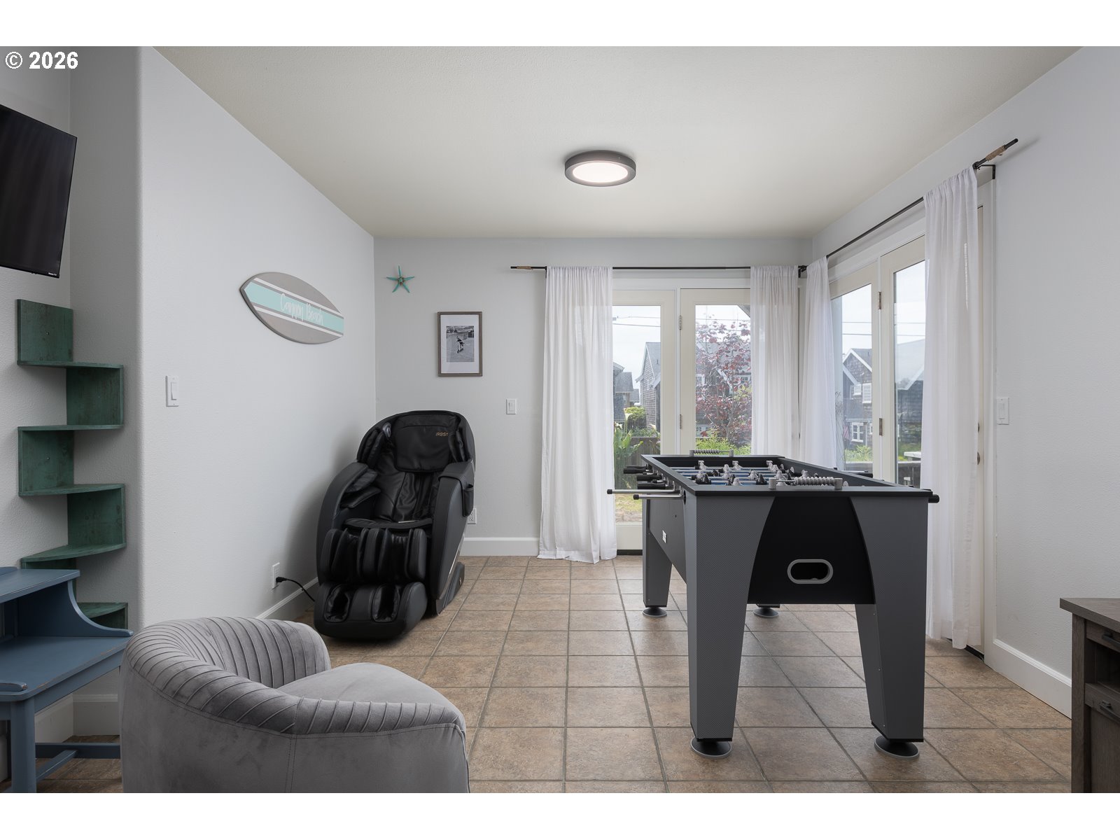 3087 South Hemlock Street Cannon Beach, OR 97110 - Photo 30 of 48 a living room with furniture and a large window