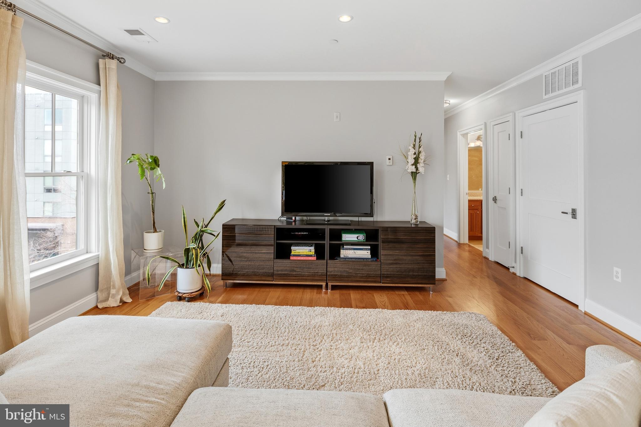 3131 9th Road North, Unit 44 Arlington, VA 22201 - Photo 5 of 33 a living room with furniture and a flat screen tv