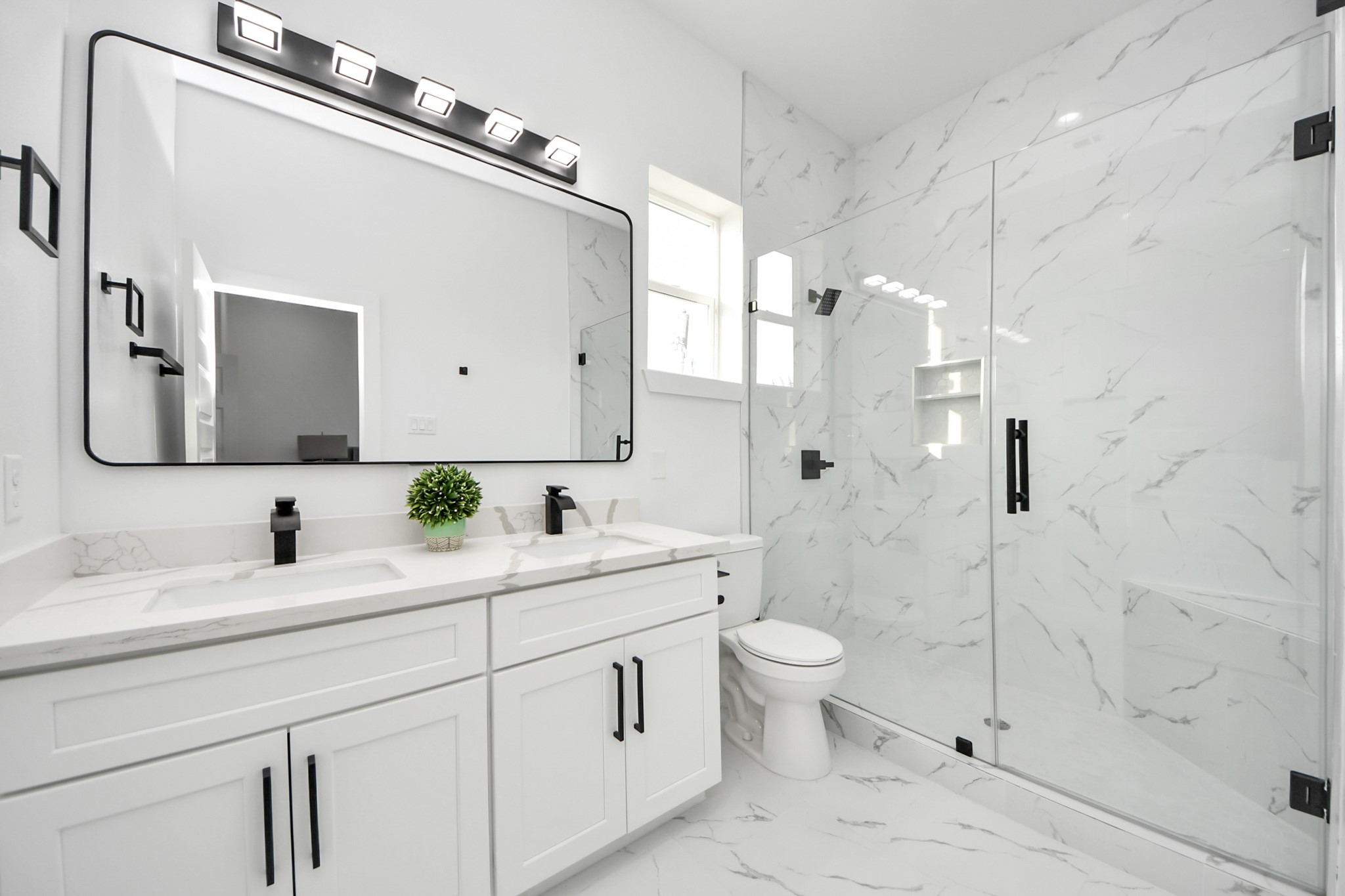 8533 Amadwe Street, Unit B Houston, TX 77051 - Photo 27 of 36 En suite primary bathroom