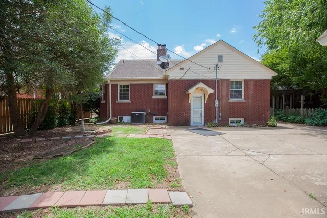 $1,395 | 3102 Washington Avenue, Evansville, IN 47714