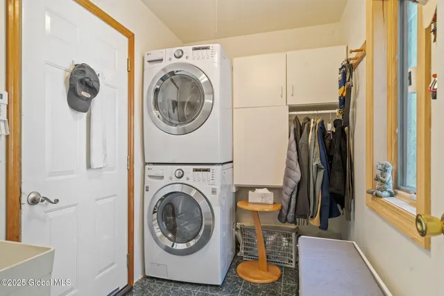 $699,900 | 9 Spruce Run, East Greenbush, NY 12061