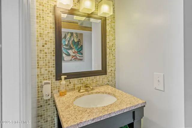 $699,900 | 9 Spruce Run, East Greenbush, NY 12061