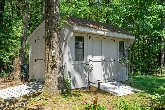 $699,900 | 9 Spruce Run, East Greenbush, NY 12061