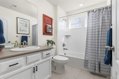 a view of livingroom with furniture