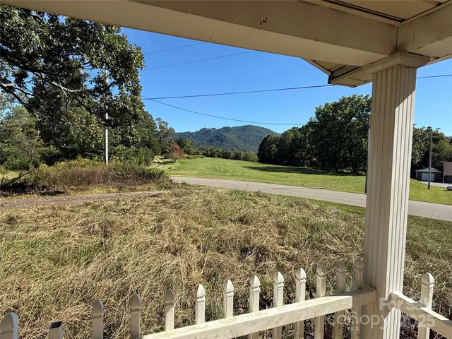 a view of a backyard