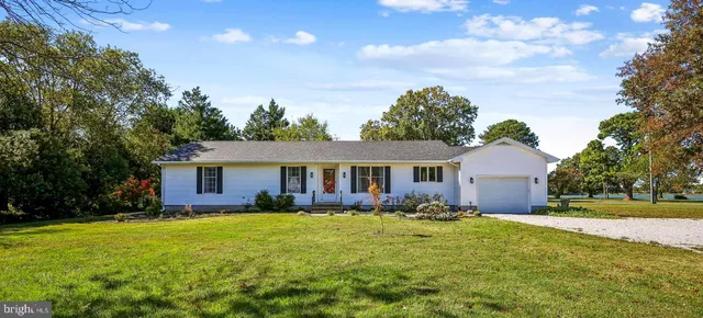 a view of a house with yard and tree s