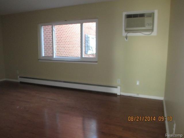 1101 Tienken Court, Unit 106 Rochester, MI 48306 - Photo 4 of 9 LivingRm.jpg