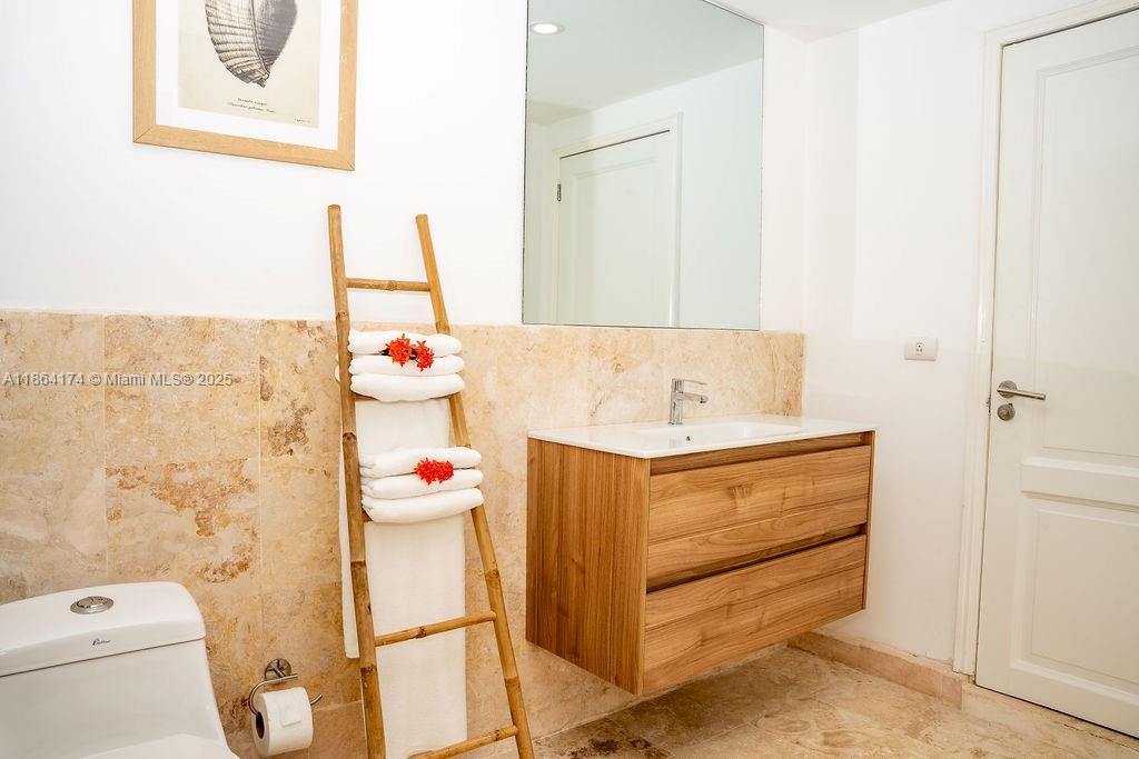 0 8c3f Q62, Unit LEVEL 1 Las Terrenas, Samaná Province 32000 - Photo 15 of 41 a bathroom with a sink mirror vanity and toilet