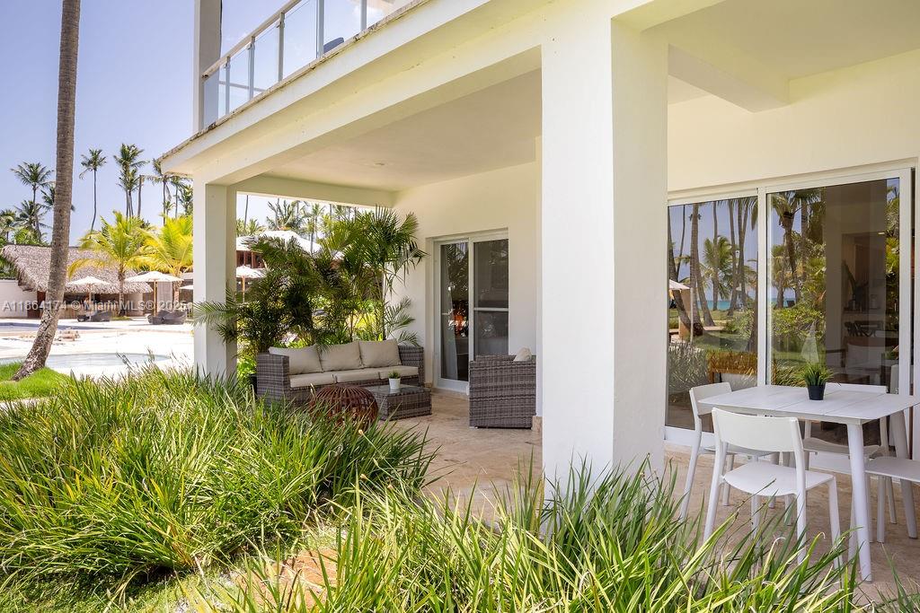 0 8c3f Q62, Unit LEVEL 1 Las Terrenas, Samaná Province 32000 - Photo 26 of 41 a living room filled with furniture