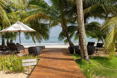 a view of a backyard patio and swimming pool