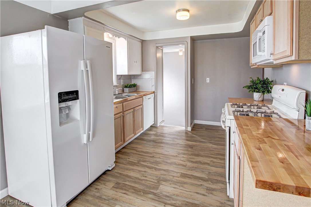 9209 Biddulph Road Brooklyn, OH 44144 - Photo 7 of 29 Gallery Image 7
