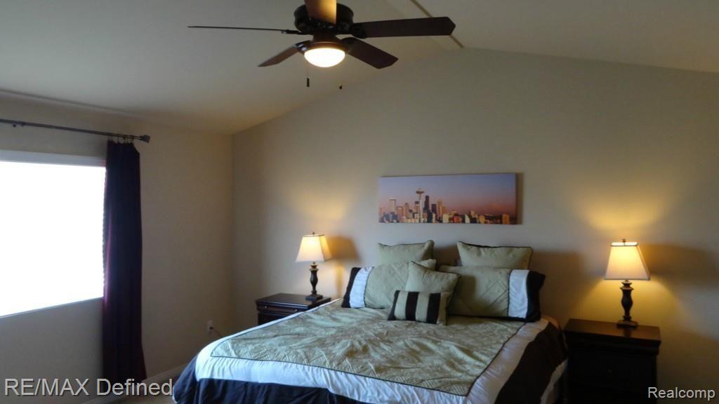 3254 Fantail Drive Rochester, MI 48309 - Photo 36 of 46 Master Bedroom #5 - Cathedral ceiling - Large windows