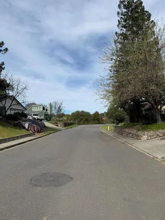 a view of a back yard of the house