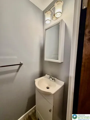 $1,900 | 5742 Greens Drive, Lower Macungie Township, PA 18106