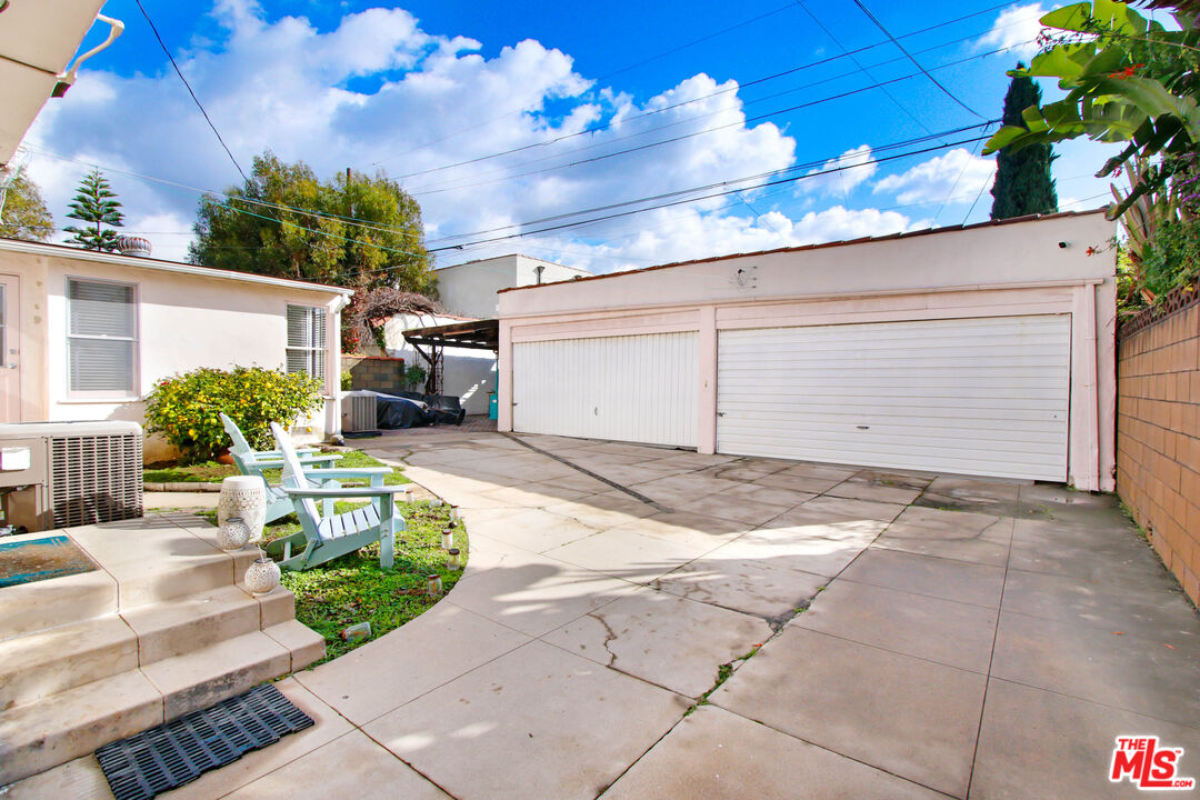 1020 Hi Point Street, Unit 1020 Los Angeles, CA 90035 - Photo 18 of 18 a view of a backyard with potted plants