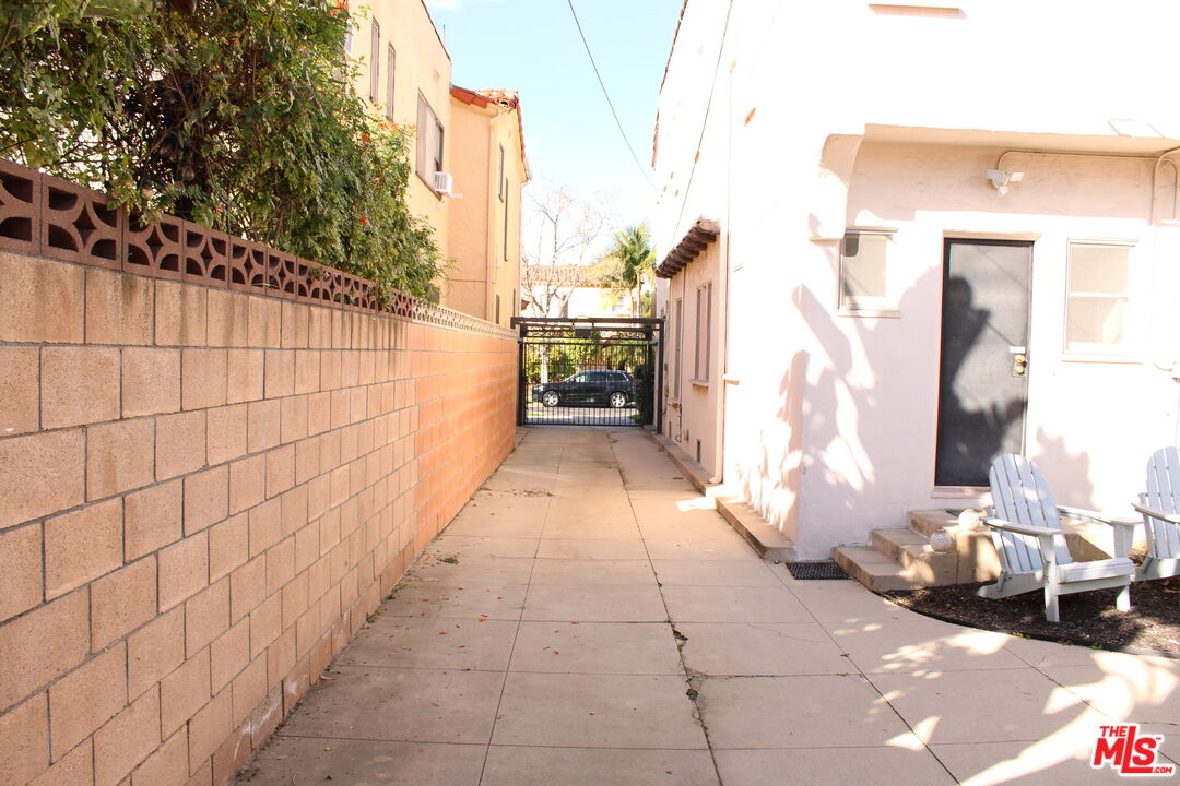 1020 Hi Point Street, Unit 1020 Los Angeles, CA 90035 - Photo 32 of 37