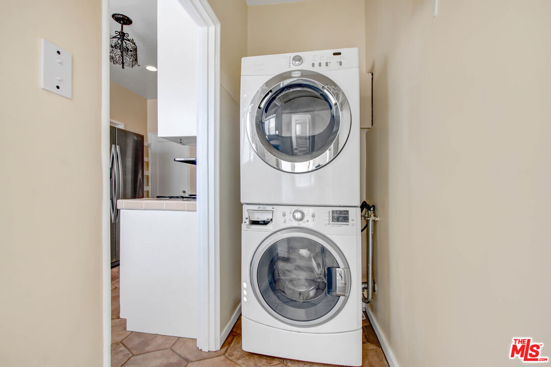 1020 Hi Point Street, Unit 1020 Los Angeles, CA 90035 - Photo 8 of 18 a utility room with dryer and washer