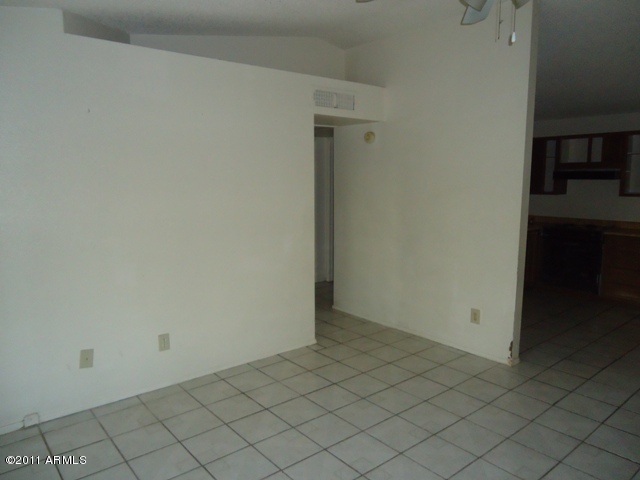 6711 West Osborn Road, Unit 152 Phoenix, AZ 85033 - Photo 6 of 25 023-231227 living area