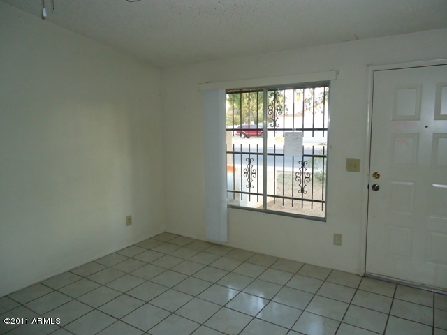 6711 West Osborn Road, Unit 152 Phoenix, AZ 85033 - Photo 8 of 25 023-231227 living area