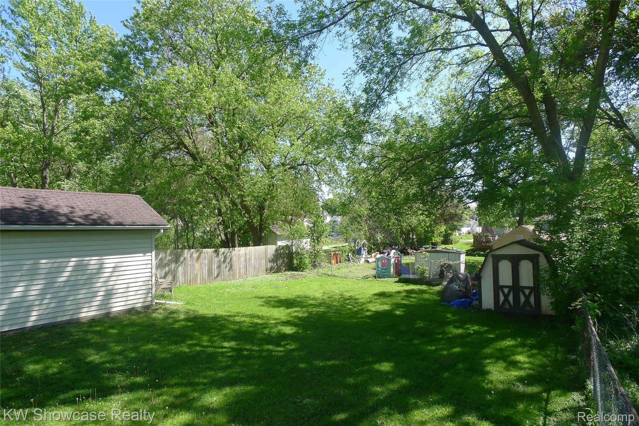 129 Ruth Avenue Pontiac, MI 48341 - Photo 33 of 36 Back yard.