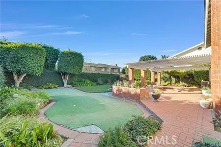 a view of a backyard
