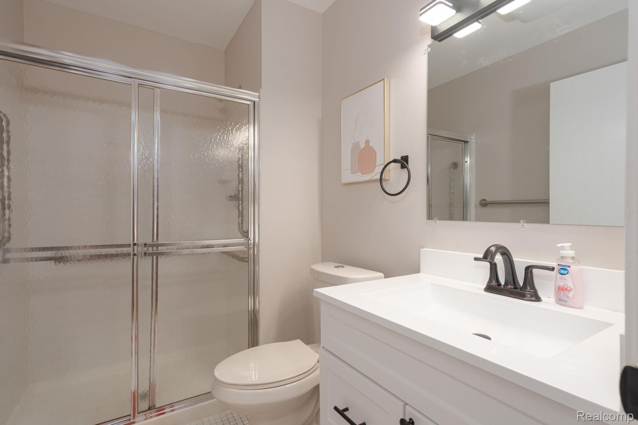 936 Wexford Way Rochester, MI 48307 - Photo 26 of 35 28-web-or-mls-interiors 21.jpg