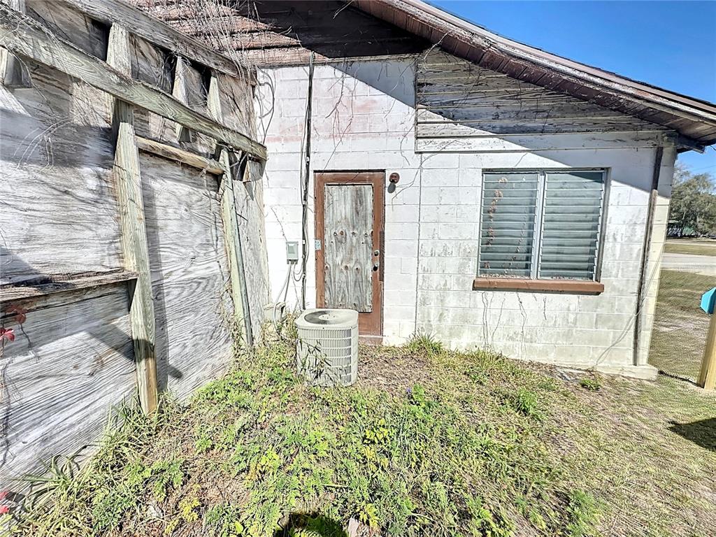 110 Reynolds Road Deleon Springs, FL 32130 - Photo 18 of 27 a front view of a house with a garden