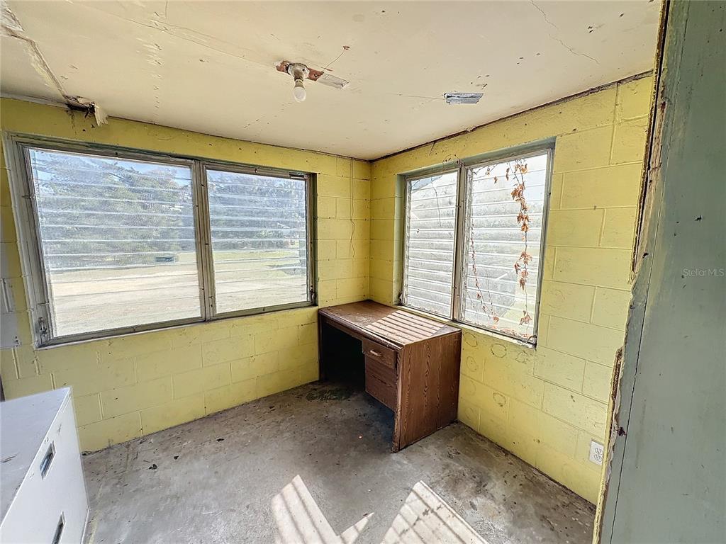 110 Reynolds Road Deleon Springs, FL 32130 - Photo 8 of 27 a room with window