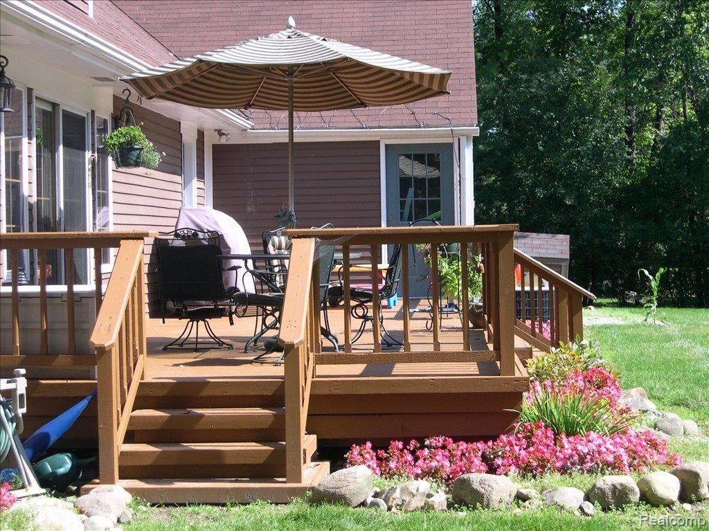 320 East Gunn Road Rochester, MI 48306 - Photo 14 of 16 Beautiful Deck off Back Rooms