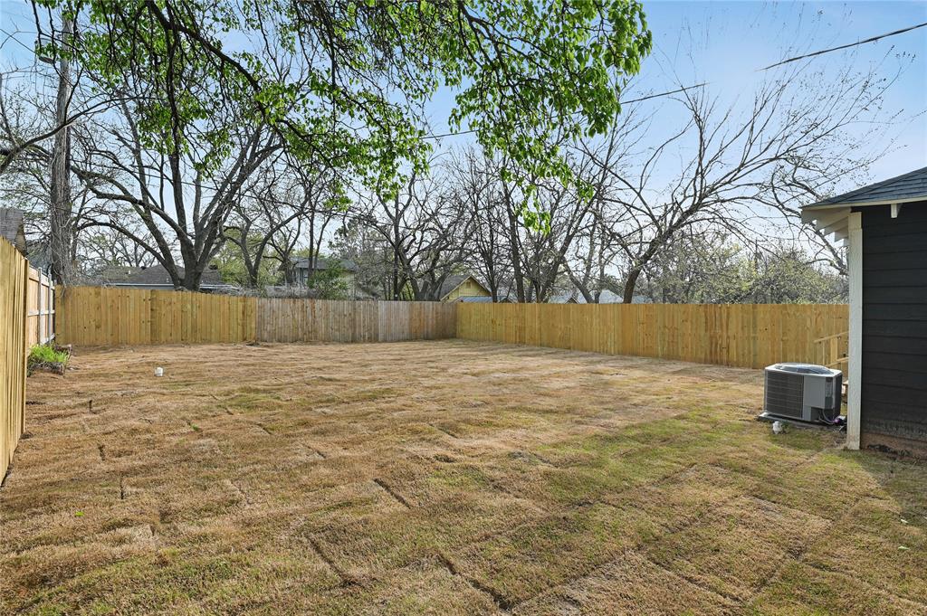 1106 West Chestnut Street Denison, TX 75020 - Photo 29 of 29 a backyard of a house