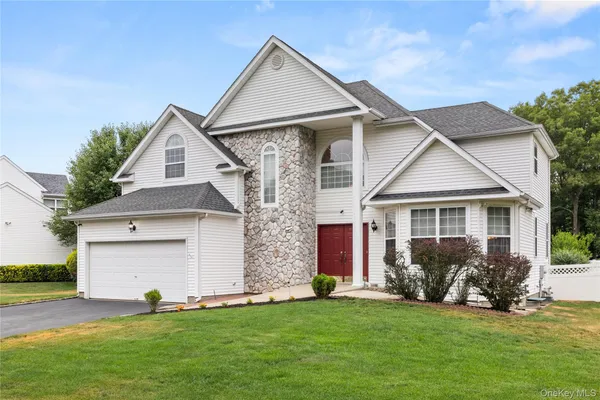 $849,999 | 27 Laurel Lane, Holtsville, NY 11742