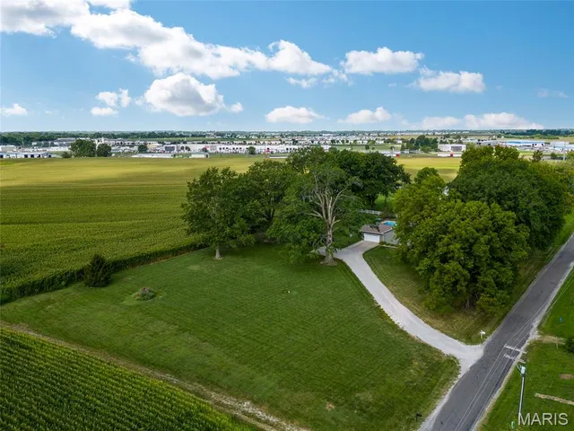 $475,000 | 7832 Zenk Road, Troy, IL 62294