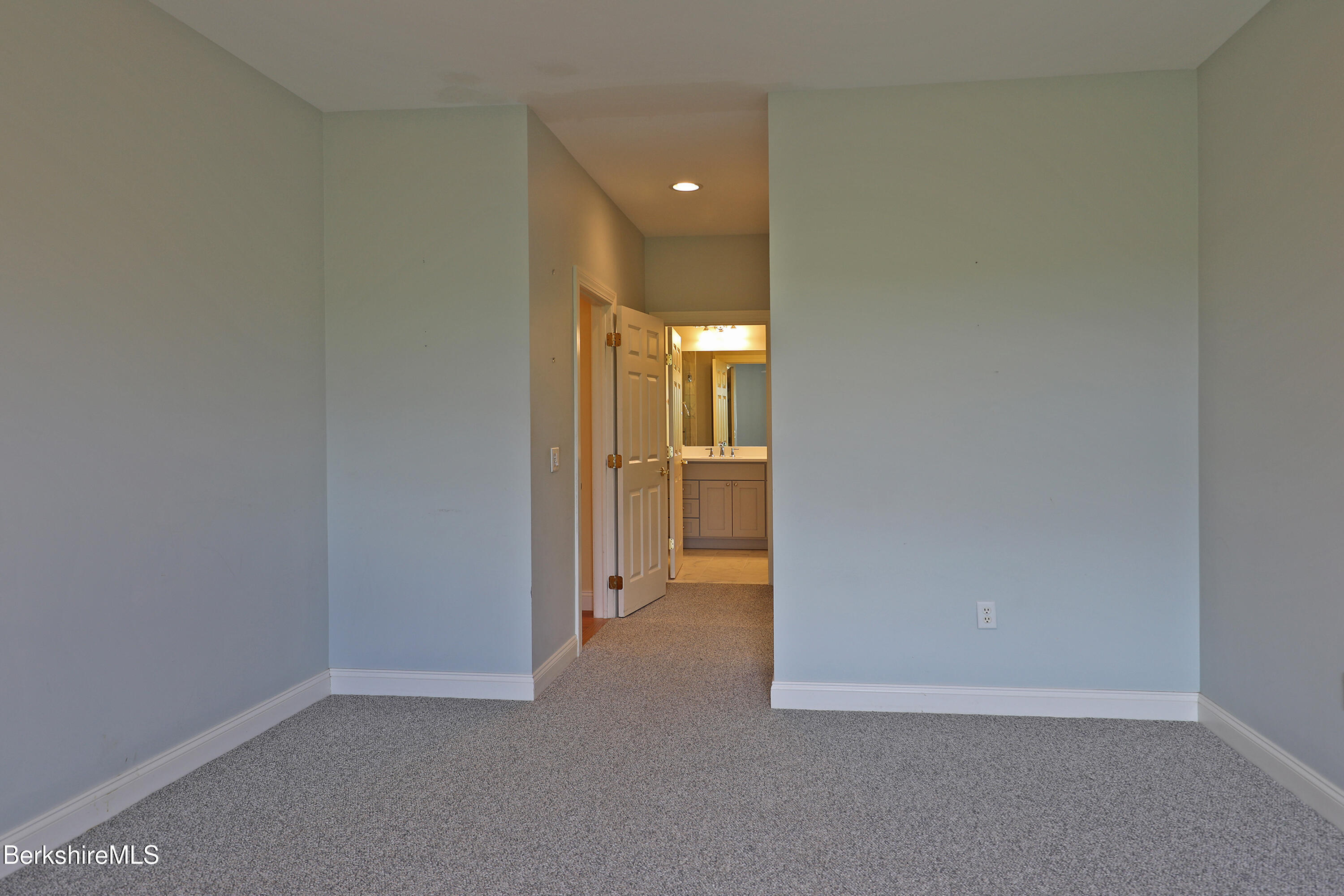 33 Alpine Trail Pittsfield, MA 01201 - Photo 29 of 69 Primary en suite