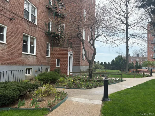 $319,000 | 22-24 Mulford Place, Unit 6A, Hempstead, NY 11550