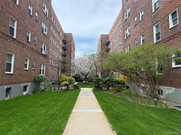 $319,000 | 22-24 Mulford Place, Unit 6A, Hempstead, NY 11550