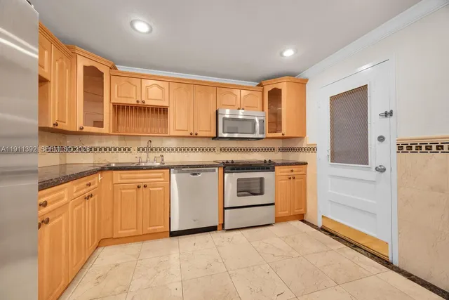 $3,100 | 100 Edgewater Drive, Unit 207, Coral Gables, FL 33133