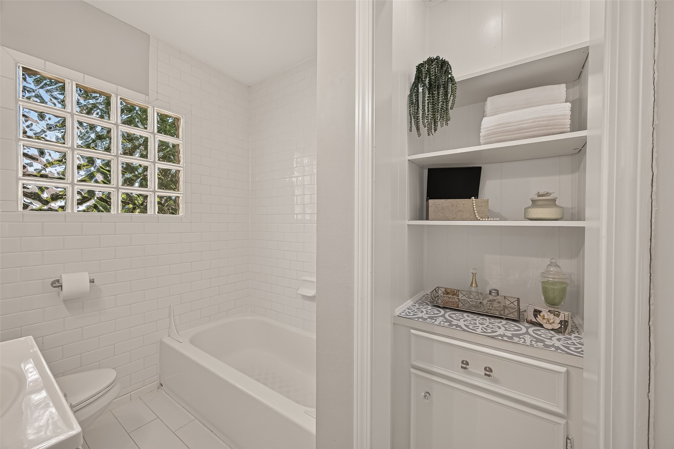 2019 Gostick Street Houston, TX 77008 - Photo 25 of 36 a bathroom with a bathtub sink and toilet