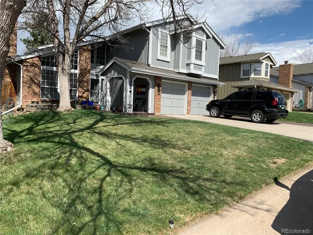 a view of a yard in front of house