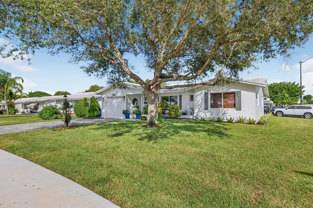 a view of a house with a back yard