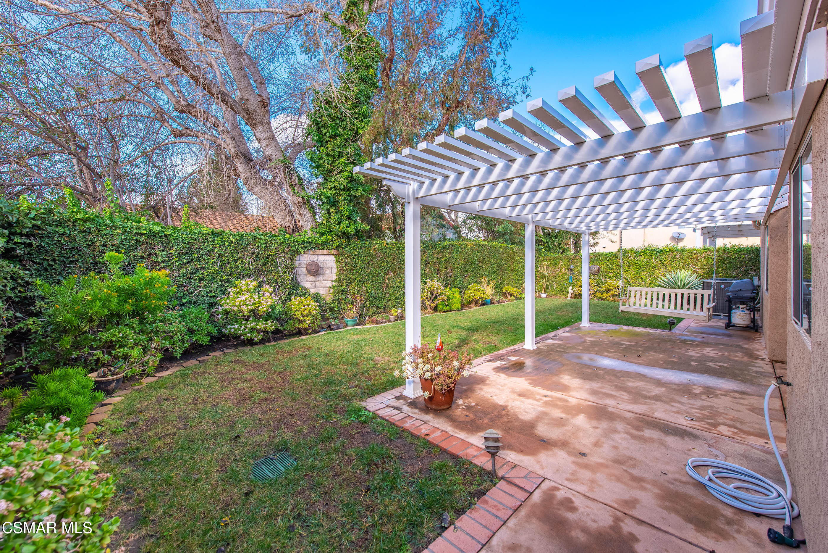 2565 Winthrop Court Simi Valley, CA 93065 - Photo 27 of 37 a view of a porch with a table chairs and a yard
