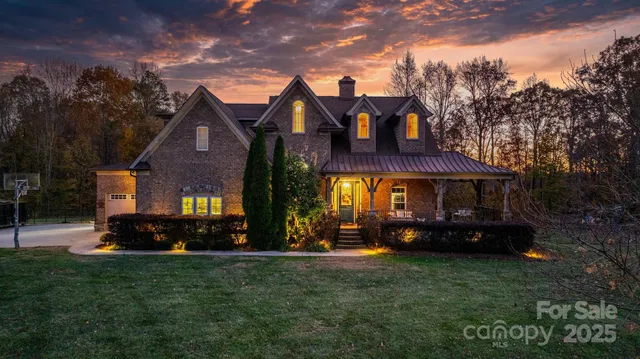 a view of house with a big yard