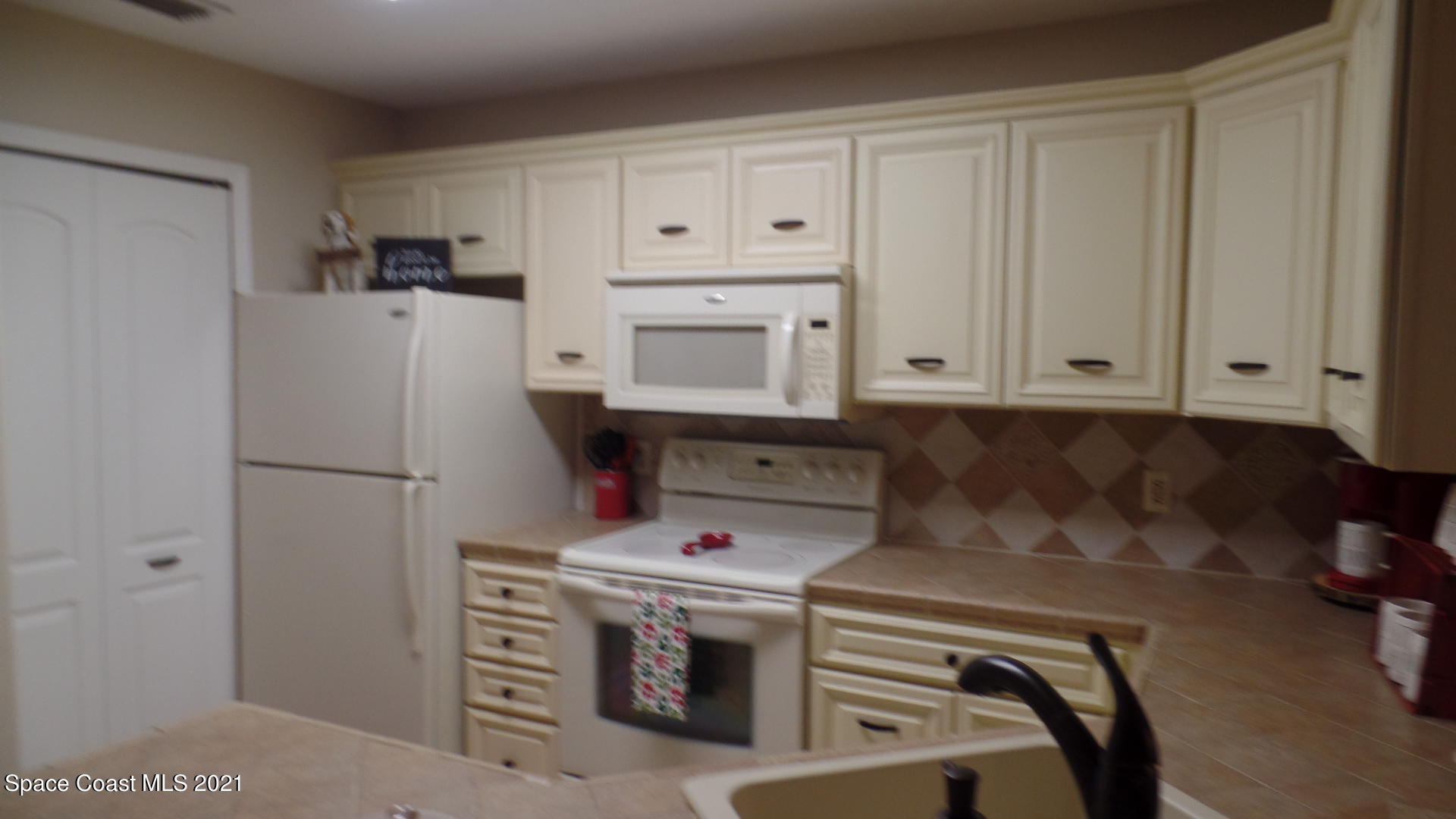 7667 North Wickham Road, Unit 1402 Melbourne, FL 32940 - Photo 4 of 22 Kitchen