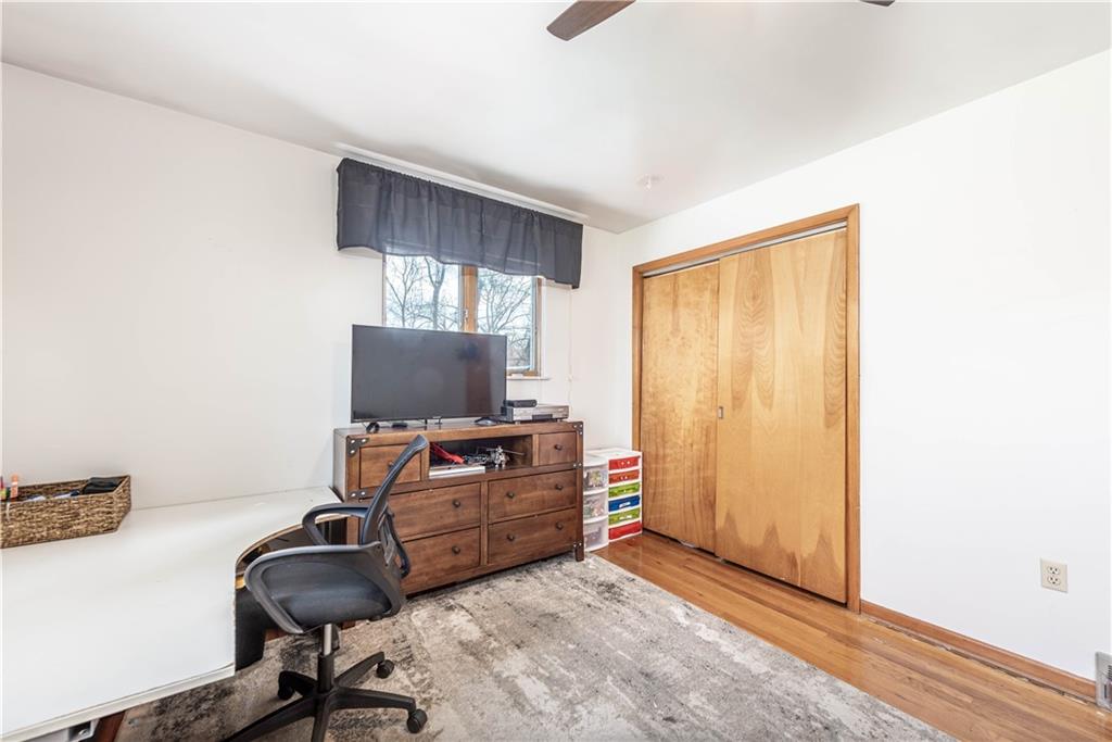 15 Watson Street Sewickley, PA 15143 - Photo 23 of 43 a livingroom with workspace and a window